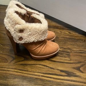 Almost new UGG W Georgette  Size 9 Heels